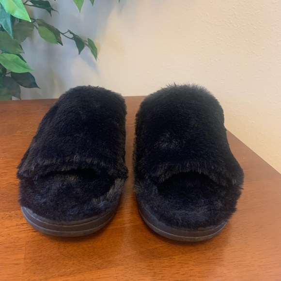 Women’s Easy Spirit Slippers - Picture 2 of 3